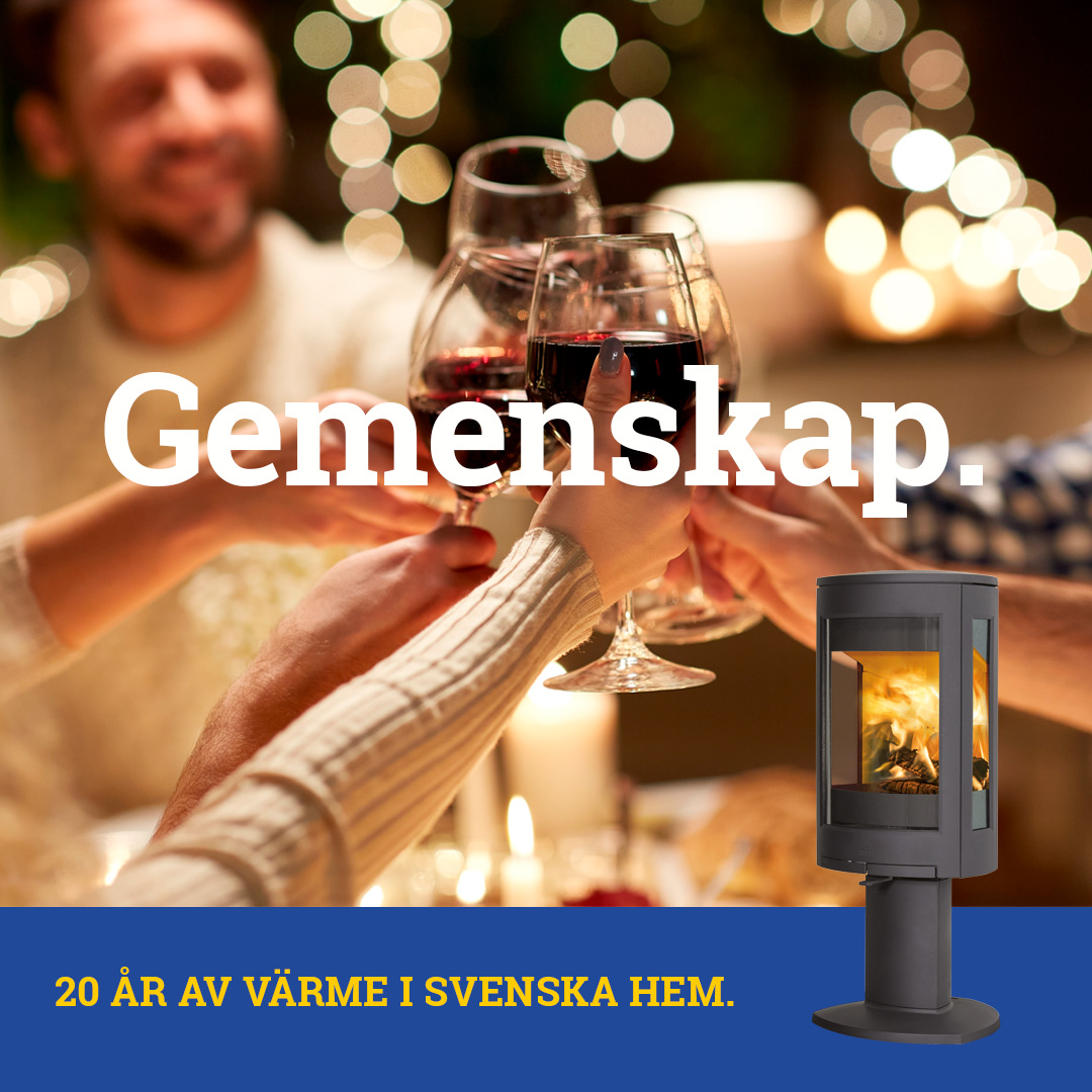 En produktbild över en kamin från Elda och i bakgrunden är ett några som skålar med rödvin