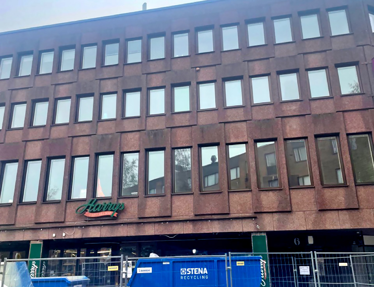 Byggnad i Umeå som brann och Contractor renoverar upp