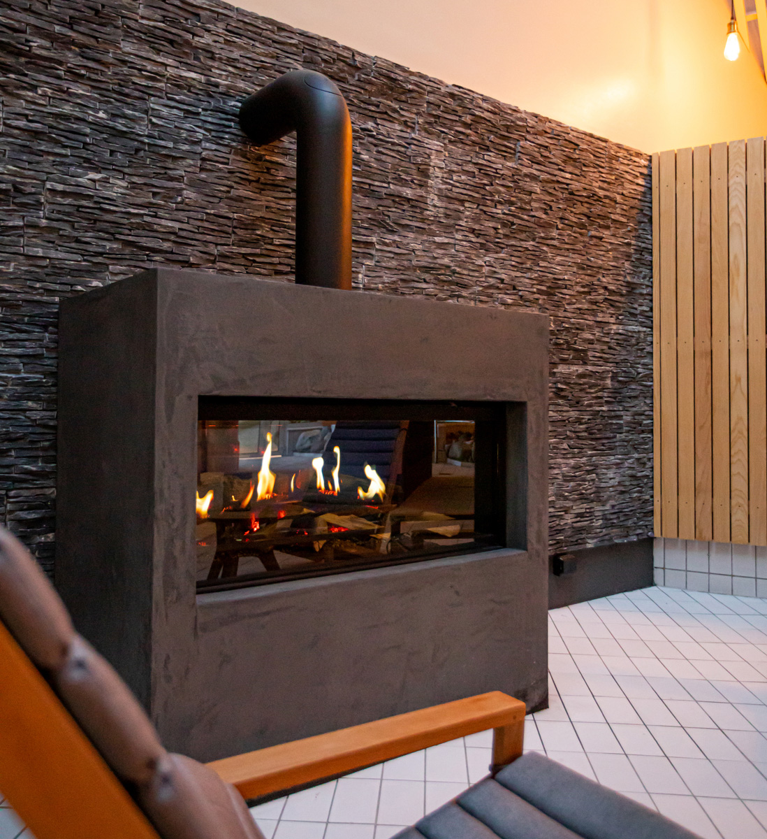 Kamin som är i svart puts