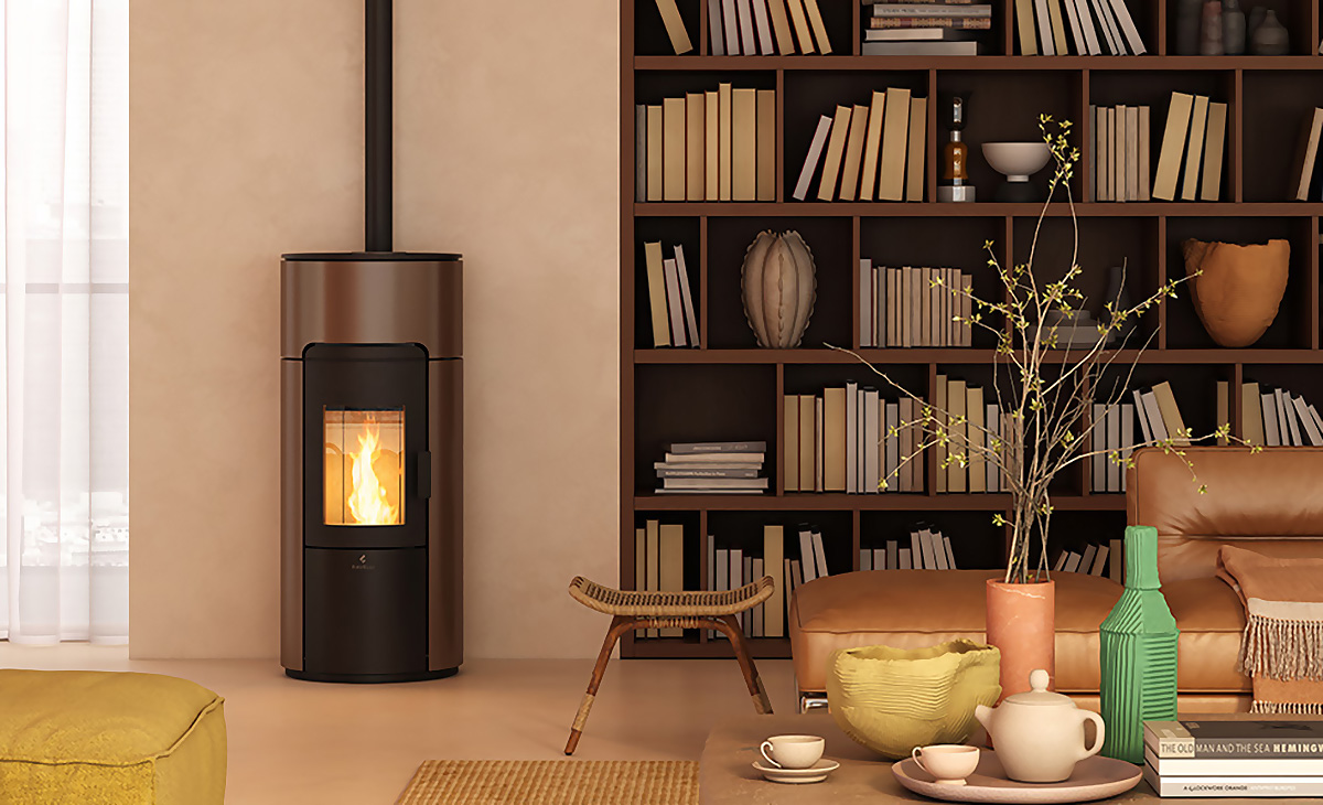 Kamin som står i ett vardagsrum med biblotek