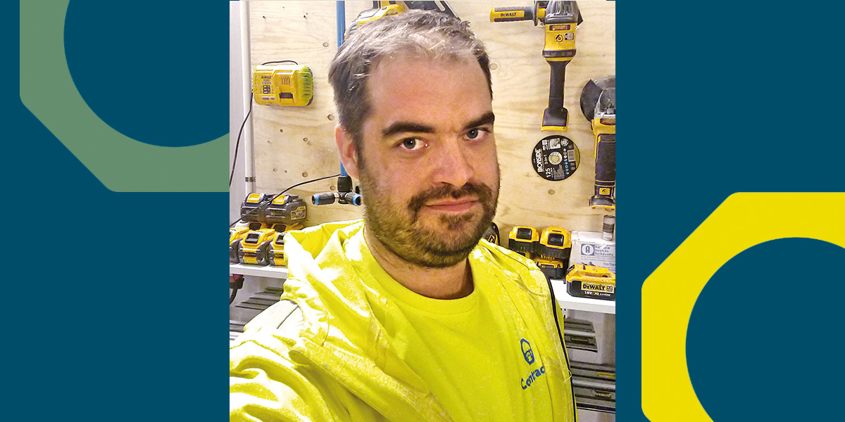 Profilbild på Fredrik Viltpil som står i en verkstad med olika verktyg från dewalt.