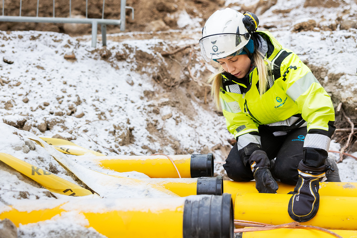 Kvinnlig markarbetare som håller på med markarbete för Contractor.