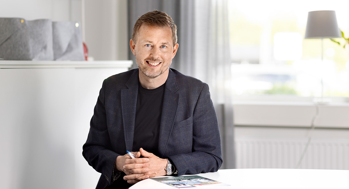 Profilbild på Pelle Kriström på Contractor som sitter vid ett skrivbord.