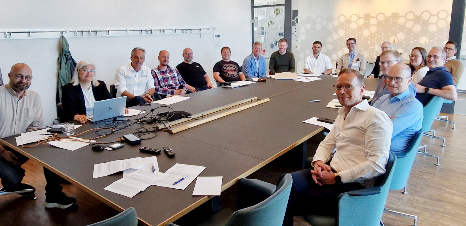 Konferansrum med 17 personer från Contractor som håller i ett möte.