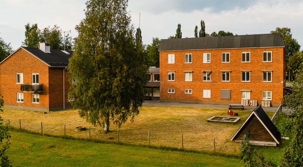 Baksidan av kommunhuset i Byske som Contractor äger.