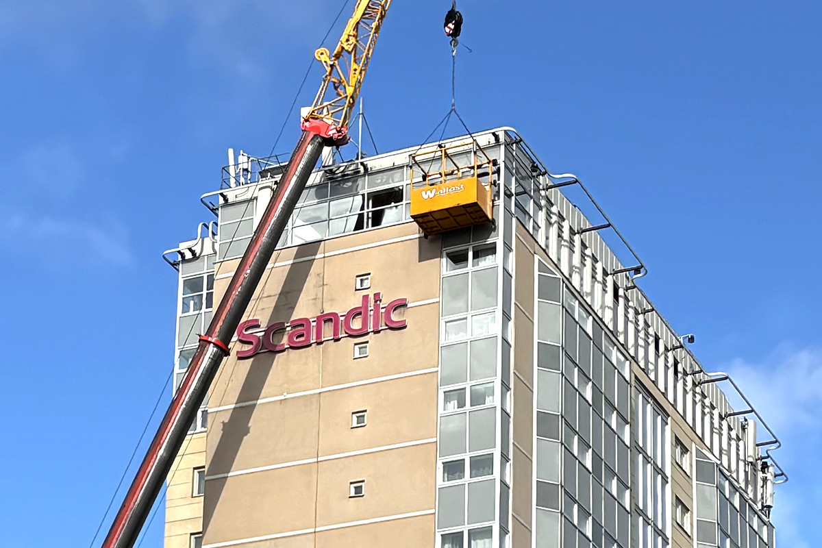 Snickare – 45 meter upp i luften